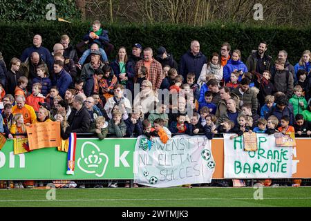 Zeist, Niederlande. März 2024. ZEIST, NIEDERLANDE - 18. MÄRZ: Fans der Niederlande während des Trainings der niederländischen Fußballnationalmannschaft auf dem KNVB Campus am 18. März 2024 in Zeist, Niederlande. (Foto: Broer van den Boom/Orange Pictures) Credit: Orange Pics BV/Alamy Live News Stockfoto