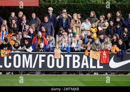 Zeist, Niederlande. März 2024. ZEIST, NIEDERLANDE - 18. MÄRZ: Fans der Niederlande während des Trainings der niederländischen Fußballnationalmannschaft auf dem KNVB Campus am 18. März 2024 in Zeist, Niederlande. (Foto: Broer van den Boom/Orange Pictures) Credit: Orange Pics BV/Alamy Live News Stockfoto