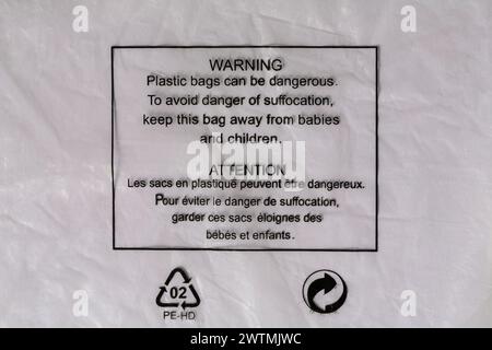 Warnung Plastikbeutel können gefährlich sein um Erstickungsgefahr zu vermeiden Halten Sie diese Tasche fern von Babys und Kindern Details auf Plastiktüte Französisch Englisch Stockfoto