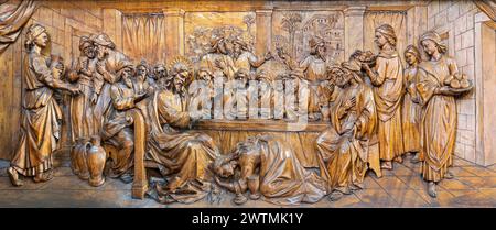 MAILAND, ITALIEN - 5. MÄRZ 2024: Das geschnitzte Relief des Abendmahls Jesu von Simon dem Pharisäer in der Kirche Chiesa di San Camillo von Annibale Pagnoni Stockfoto