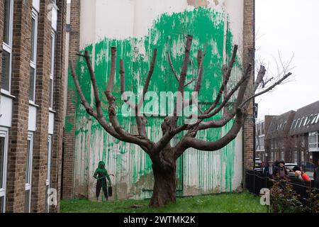 London, Großbritannien. März 2024. Ein neues Wandbild des Straßenkünstlers Banksy ist neben einem Wohnblock in Islington erschienen, das als Laub für einen Baum dient. Das Kunstwerk wurde heute Nachmittag vom Künstler bestätigt, als er Fotos auf seinem instagram teilte. Quelle: Justin Ng/Alamy Live News Stockfoto