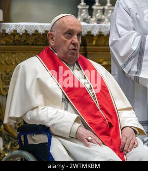 Vatikan, Vatikan. März 2024. Italien, Rom, Vatikan, 18.3.2024.Papst Franziskus führt die Beerdigung des deutschen Kardinals Paul Josef Cordes am Altar des Stuhl Petri in St. Petersdom, Vatikan. Foto von Alessia Giuliani /Catholic Press Photo Credit: Independent Photo Agency/Alamy Live News Stockfoto