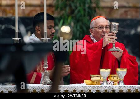 Vatikan, Vatikan. März 2024. Italien, Rom, Vatikan, 18.3.2024.Papst Franziskus führt die Beerdigung des deutschen Kardinals Paul Josef Cordes am Altar des Stuhl Petri in St. Petersdom, Vatikan. Foto von Alessia Giuliani /Catholic Press Photo Credit: Independent Photo Agency/Alamy Live News Stockfoto