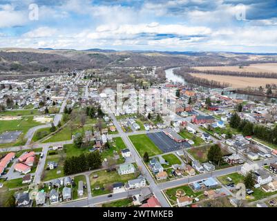 Jersey Shore, PA, USA - 17.03.2024 - Luftbild des Stadtteils Jersey Shore, Pennsylvania im Winter/Frühling. Stockfoto