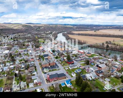 Jersey Shore, PA, USA - 17.03.2024 - Luftbild des Stadtteils Jersey Shore, Pennsylvania im Winter/Frühling. Stockfoto