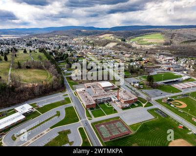 Jersey Shore, PA, USA - 17.03.2024 - Luftbild des Stadtteils Jersey Shore, Pennsylvania im Winter/Frühling. Stockfoto