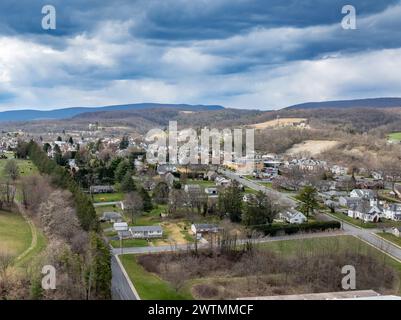 Jersey Shore, PA, USA - 17.03.2024 - Luftbild des Stadtteils Jersey Shore, Pennsylvania im Winter/Frühling. Stockfoto