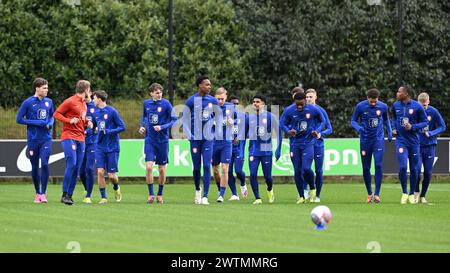 ZEIST - Holland U21 während des warm-up während eines Trainings der niederländischen Junioren im Vorfeld des Freundschaftsspiels gegen Jong Norway auf dem KNVB Campus am 18. März 2024 in Zeist, Niederlande. ANP GERRIT VAN KÖLN Stockfoto