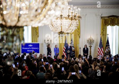 Washington, Usa. März 2024. Präsident Joe Biden spricht während einer Veranstaltung im Women's History Month mit der ehemaligen First Lady of California Maria Shriver, First Lady Jill Biden, und Vizepräsidentin Kamala Harris im East Room des Weißen Hauses am 18. März 2024 in Washington unterzeichnete DC-Präsident Biden eine Executive Order, die die Forschung und Innovation von Frauen im Gesundheitsbereich vorantreibt. (Foto: Samuel Corum/SIPA USA) Credit: SIPA USA/Alamy Live News Stockfoto