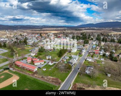 Jersey Shore, PA, USA - 17.03.2024 - Luftbild des Stadtteils Jersey Shore, Pennsylvania im Winter/Frühling. Stockfoto