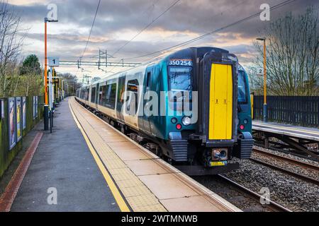 Elektrisch angetriebener Personenzug. West Midlands England Großbritannien. Stockfoto