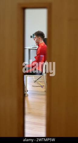 Cardiff, Großbritannien. März 2024. Joe Rodon aus Wales spricht mit den Medien. Mediensitzung der walisischen Fußballspieler in St. Fagans, Cardiff, am Montag, den 18. März 2024. Das Team bereitet sich auf das Qualifikationsspiel zur UEFA Euro 2024 gegen Finnland vor. bild von Andrew Orchard/Andrew Orchard Sportfotografie/Alamy Live News Credit: Andrew Orchard Sportfotografie/Alamy Live News Stockfoto