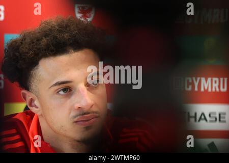 Cardiff, Großbritannien. März 2024. Ethan Ampadu aus Wales spricht mit den Medien. Mediensitzung der walisischen Fußballspieler in St. Fagans, Cardiff, am Montag, den 18. März 2024. Das Team bereitet sich auf das Qualifikationsspiel zur UEFA Euro 2024 gegen Finnland vor. bild von Andrew Orchard/Andrew Orchard Sportfotografie/Alamy Live News Credit: Andrew Orchard Sportfotografie/Alamy Live News Stockfoto