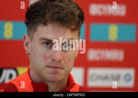 Cardiff, Großbritannien. März 2024. Joe Rodon aus Wales spricht mit den Medien. Mediensitzung der walisischen Fußballspieler in St. Fagans, Cardiff, am Montag, den 18. März 2024. Das Team bereitet sich auf das Qualifikationsspiel zur UEFA Euro 2024 gegen Finnland vor. bild von Andrew Orchard/Andrew Orchard Sportfotografie/Alamy Live News Credit: Andrew Orchard Sportfotografie/Alamy Live News Stockfoto