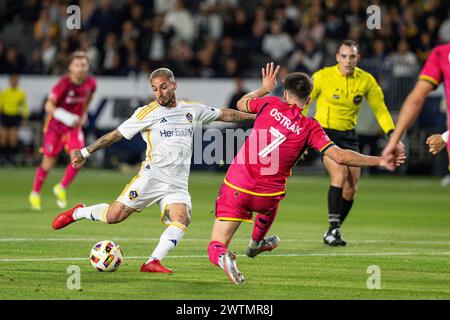 Los Angeles Galaxy Mittelfeldspieler Diego Fagúndez (7) hat seinen Schuss von St. Louis City Stürmer Tomáš Ostrák (7) während eines MLS-Spiels am Samstag, 16. März Stockfoto