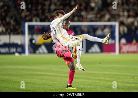 Los Angeles Galaxy Mittelfeldspieler Riqui Puig (10) wird von St. Louis City Verteidiger Joshua Yaro (15) während eines MLS-Spiels am Samstag, 16. März 2024, in t Stockfoto