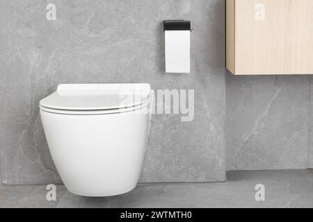Modernes Badezimmer mit Wandtoilette und minimalistischem Design. Stockfoto