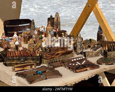 Suzdal, Russland, 16. März 2024 Verkauf von Souvenirs aus verschiedenen Holzarten, Volkskunst, handgefertigt. Schaukästen mit russischem Volkshandwerk. Stockfoto