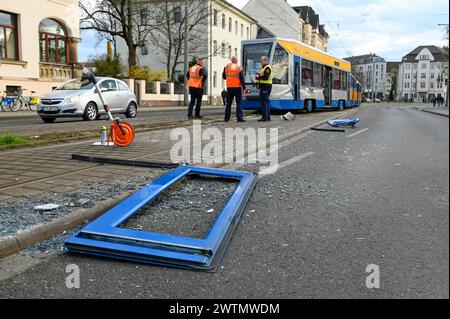 Leipzig - LKW rammt beim Abbiegen mit Auflieger Straßenbahn: Tausende Euro Schaden 15.03.2024 gegen 15 Uhr Leipzig, Delitzscher Straße ein Unfall zwischen einem Lastwagen und einer Straßenbahn hat am Freitagnachmittag zu einem immensen Sachschaden geführt. Nach ersten Angaben der Polizei war der 54-jährige Fahrer eines Lastwagens der Supermarkt-Kette Aldi auf der Delitzscher Straße stadteinwärts unterwegs, als er auf Höhe des Aldi-Markts nach rechts auf den Parkplatz des Supermarktes abbiegen will. Dabei übersah er augenscheinlich, dass sein Auflieger sehr weit ausschwenkte und eine Straße Stockfoto