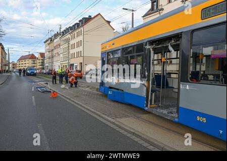 Leipzig - LKW rammt beim Abbiegen mit Auflieger Straßenbahn: Tausende Euro Schaden 15.03.2024 gegen 15 Uhr Leipzig, Delitzscher Straße ein Unfall zwischen einem Lastwagen und einer Straßenbahn hat am Freitagnachmittag zu einem immensen Sachschaden geführt. Nach ersten Angaben der Polizei war der 54-jährige Fahrer eines Lastwagens der Supermarkt-Kette Aldi auf der Delitzscher Straße stadteinwärts unterwegs, als er auf Höhe des Aldi-Markts nach rechts auf den Parkplatz des Supermarktes abbiegen will. Dabei übersah er augenscheinlich, dass sein Auflieger sehr weit ausschwenkte und eine Straße Stockfoto