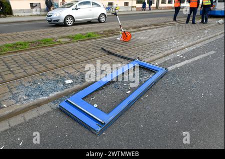 Leipzig - LKW rammt beim Abbiegen mit Auflieger Straßenbahn: Tausende Euro Schaden 15.03.2024 gegen 15 Uhr Leipzig, Delitzscher Straße ein Unfall zwischen einem Lastwagen und einer Straßenbahn hat am Freitagnachmittag zu einem immensen Sachschaden geführt. Nach ersten Angaben der Polizei war der 54-jährige Fahrer eines Lastwagens der Supermarkt-Kette Aldi auf der Delitzscher Straße stadteinwärts unterwegs, als er auf Höhe des Aldi-Markts nach rechts auf den Parkplatz des Supermarktes abbiegen will. Dabei übersah er augenscheinlich, dass sein Auflieger sehr weit ausschwenkte und eine Straße Stockfoto