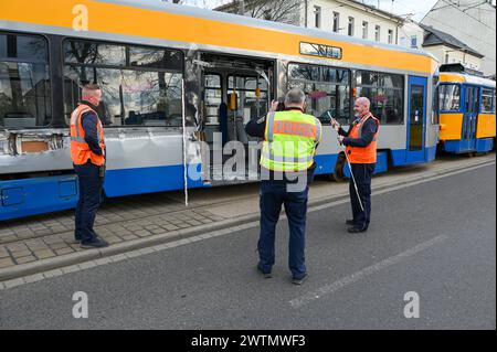 Leipzig - LKW rammt beim Abbiegen mit Auflieger Straßenbahn: Tausende Euro Schaden 15.03.2024 gegen 15 Uhr Leipzig, Delitzscher Straße ein Unfall zwischen einem Lastwagen und einer Straßenbahn hat am Freitagnachmittag zu einem immensen Sachschaden geführt. Nach ersten Angaben der Polizei war der 54-jährige Fahrer eines Lastwagens der Supermarkt-Kette Aldi auf der Delitzscher Straße stadteinwärts unterwegs, als er auf Höhe des Aldi-Markts nach rechts auf den Parkplatz des Supermarktes abbiegen will. Dabei übersah er augenscheinlich, dass sein Auflieger sehr weit ausschwenkte und eine Straße Stockfoto