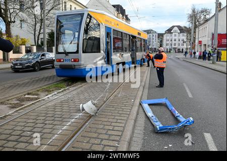 Leipzig - LKW rammt beim Abbiegen mit Auflieger Straßenbahn: Tausende Euro Schaden 15.03.2024 gegen 15 Uhr Leipzig, Delitzscher Straße ein Unfall zwischen einem Lastwagen und einer Straßenbahn hat am Freitagnachmittag zu einem immensen Sachschaden geführt. Nach ersten Angaben der Polizei war der 54-jährige Fahrer eines Lastwagens der Supermarkt-Kette Aldi auf der Delitzscher Straße stadteinwärts unterwegs, als er auf Höhe des Aldi-Markts nach rechts auf den Parkplatz des Supermarktes abbiegen will. Dabei übersah er augenscheinlich, dass sein Auflieger sehr weit ausschwenkte und eine Straße Stockfoto