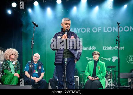 London, England, Großbritannien. März 2024. Der Londoner Bürgermeister SADIQ KHAN spricht die Menge auf der Bühne der St. Particks Day Feiern auf dem Trafalgar Square an (Foto: © Cal Ford/ZUMA Press Wire). Nicht für kommerzielle ZWECKE! Stockfoto