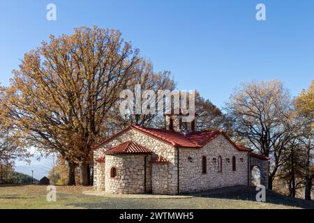 Kleine christliche Kirche aus Stein mit Ziegeldach in den Ebenen von Kozani, in Mazedonien, in Griechenland, Europa. Stockfoto
