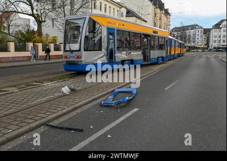 Leipzig - LKW rammt beim Abbiegen mit Auflieger Straßenbahn: Tausende Euro Schaden 15.03.2024 gegen 15 Uhr Leipzig, Delitzscher Straße ein Unfall zwischen einem Lastwagen und einer Straßenbahn hat am Freitagnachmittag zu einem immensen Sachschaden geführt. Nach ersten Angaben der Polizei war der 54-jährige Fahrer eines Lastwagens der Supermarkt-Kette Aldi auf der Delitzscher Straße stadteinwärts unterwegs, als er auf Höhe des Aldi-Markts nach rechts auf den Parkplatz des Supermarktes abbiegen will. Dabei übersah er augenscheinlich, dass sein Auflieger sehr weit ausschwenkte und eine Straße Stockfoto