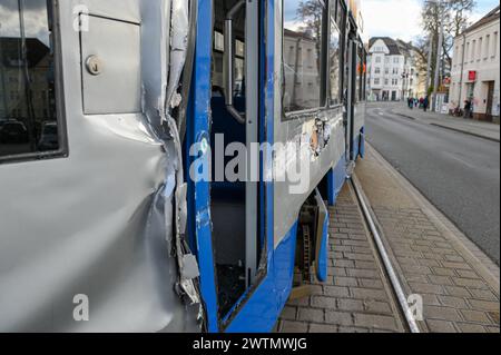 Leipzig - LKW rammt beim Abbiegen mit Auflieger Straßenbahn: Tausende Euro Schaden 15.03.2024 gegen 15 Uhr Leipzig, Delitzscher Straße ein Unfall zwischen einem Lastwagen und einer Straßenbahn hat am Freitagnachmittag zu einem immensen Sachschaden geführt. Nach ersten Angaben der Polizei war der 54-jährige Fahrer eines Lastwagens der Supermarkt-Kette Aldi auf der Delitzscher Straße stadteinwärts unterwegs, als er auf Höhe des Aldi-Markts nach rechts auf den Parkplatz des Supermarktes abbiegen will. Dabei übersah er augenscheinlich, dass sein Auflieger sehr weit ausschwenkte und eine Straße Stockfoto