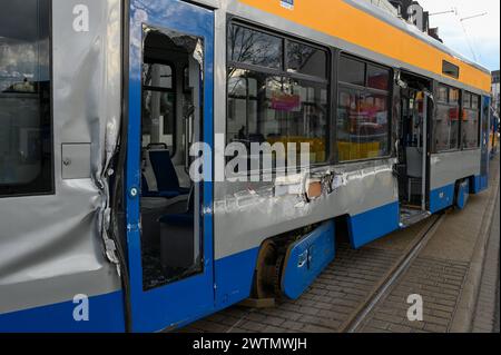 Leipzig - LKW rammt beim Abbiegen mit Auflieger Straßenbahn: Tausende Euro Schaden 15.03.2024 gegen 15 Uhr Leipzig, Delitzscher Straße ein Unfall zwischen einem Lastwagen und einer Straßenbahn hat am Freitagnachmittag zu einem immensen Sachschaden geführt. Nach ersten Angaben der Polizei war der 54-jährige Fahrer eines Lastwagens der Supermarkt-Kette Aldi auf der Delitzscher Straße stadteinwärts unterwegs, als er auf Höhe des Aldi-Markts nach rechts auf den Parkplatz des Supermarktes abbiegen will. Dabei übersah er augenscheinlich, dass sein Auflieger sehr weit ausschwenkte und eine Straße Stockfoto