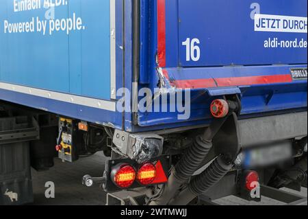 Leipzig - LKW rammt beim Abbiegen mit Auflieger Straßenbahn: Tausende Euro Schaden 15.03.2024 gegen 15 Uhr Leipzig, Delitzscher Straße ein Unfall zwischen einem Lastwagen und einer Straßenbahn hat am Freitagnachmittag zu einem immensen Sachschaden geführt. Nach ersten Angaben der Polizei war der 54-jährige Fahrer eines Lastwagens der Supermarkt-Kette Aldi auf der Delitzscher Straße stadteinwärts unterwegs, als er auf Höhe des Aldi-Markts nach rechts auf den Parkplatz des Supermarktes abbiegen will. Dabei übersah er augenscheinlich, dass sein Auflieger sehr weit ausschwenkte und eine Straße Stockfoto