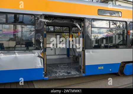 Leipzig - LKW rammt beim Abbiegen mit Auflieger Straßenbahn: Tausende Euro Schaden 15.03.2024 gegen 15 Uhr Leipzig, Delitzscher Straße ein Unfall zwischen einem Lastwagen und einer Straßenbahn hat am Freitagnachmittag zu einem immensen Sachschaden geführt. Nach ersten Angaben der Polizei war der 54-jährige Fahrer eines Lastwagens der Supermarkt-Kette Aldi auf der Delitzscher Straße stadteinwärts unterwegs, als er auf Höhe des Aldi-Markts nach rechts auf den Parkplatz des Supermarktes abbiegen will. Dabei übersah er augenscheinlich, dass sein Auflieger sehr weit ausschwenkte und eine Straße Stockfoto