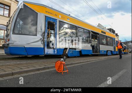 Leipzig - LKW rammt beim Abbiegen mit Auflieger Straßenbahn: Tausende Euro Schaden 15.03.2024 gegen 15 Uhr Leipzig, Delitzscher Straße ein Unfall zwischen einem Lastwagen und einer Straßenbahn hat am Freitagnachmittag zu einem immensen Sachschaden geführt. Nach ersten Angaben der Polizei war der 54-jährige Fahrer eines Lastwagens der Supermarkt-Kette Aldi auf der Delitzscher Straße stadteinwärts unterwegs, als er auf Höhe des Aldi-Markts nach rechts auf den Parkplatz des Supermarktes abbiegen will. Dabei übersah er augenscheinlich, dass sein Auflieger sehr weit ausschwenkte und eine Straße Stockfoto