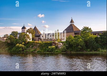 Staraya Ladoga, Region Leningrad, Russland. Juli 2023. Altes historisches Ladoga-Festungstor und Klimentowskaja-Türme und der Mauerstrang dazwischen Stockfoto