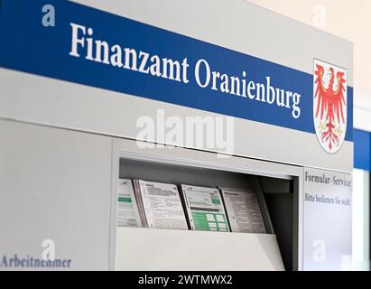 Oranienburg, Deutschland. März 2024. Steuererklärungsformulare sind im Foyer des Finanzamtes Oranienburg zur Einziehung und Ausfüllung verfügbar. Quelle: Jens Kalaene/dpa/Alamy Live News Stockfoto