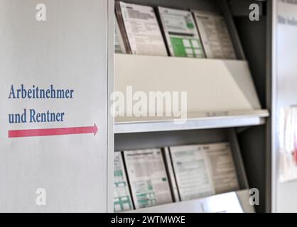 Oranienburg, Deutschland. März 2024. Steuererklärungsformulare sind im Foyer des Finanzamtes Oranienburg zur Einziehung und Ausfüllung verfügbar. Quelle: Jens Kalaene/dpa/Alamy Live News Stockfoto