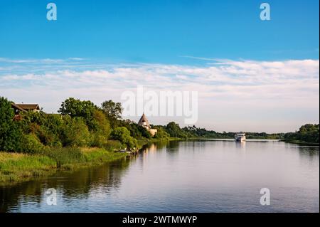 Wunderschöne Morgenlandschaft am Ufer des Flusses Volkhov. In der Ferne befindet sich ein Kreuzfahrtschiff und eine mittelalterliche Festung. Stockfoto