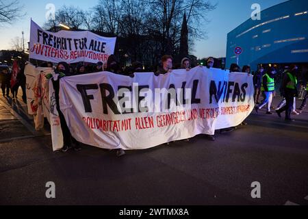 Berlin, Deutschland. März 2024. Rund 200 Menschen nehmen an einer Demonstration zum Tag der politischen Gefangenen auf dem Spreewaldplatz Teil. Quelle: Jörg Carstensen/dpa/Alamy Live News Stockfoto