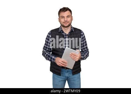 Isolierter Arbeiter Rancher mit kariertem Hemd und Weste Bodywärmer hält digitale Tablets in der Hand und lächelt. Stockfoto