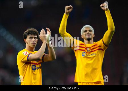 Madrid, Spanien. März 2024. Joao Felix und Ronald Araujo vom FC Barcelona feierten den Sieg während der La Liga EA Sports, am 29. März 2024 spielten Atletico de Madrid und FC Barcelona im Civitas Metropolitano Stadium in Madrid. (Foto: Cesar Cebolla/PRESSINPHOTO) Credit: PRESSINPHOTO SPORTS AGENCY/Alamy Live News Stockfoto