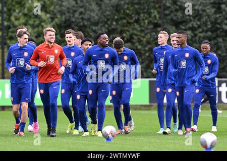 ZEIST - Holland U21 während des warm-up während eines Trainings der niederländischen Junioren im Vorfeld des Freundschaftsspiels gegen Jong Norway auf dem KNVB Campus am 18. März 2024 in Zeist, Niederlande. ANP GERRIT VAN KÖLN Stockfoto