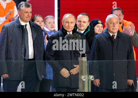 Moskau, Russland. März 2024. Der russische Präsident Wladimir Putin steht bei einem Konzert zur Feier des ersten Jahrestages der Annexion der Krim auf dem Roten Platz in Moskau nach seinem Erdrutschsieg bei den Präsidentschaftswahlen am 18. März 2024 zwischen den besiegten Präsidentschaftskandidaten. Foto: Yuri Gripas/ABACAPRESS.COM Credit: Abaca Press/Alamy Live News Stockfoto