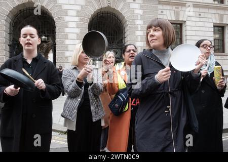 London, England, Großbritannien. März 2024. Menschen machen Lärm mit Töpfen und Pfannen vor dem Außenministerium, um gegen den anhaltenden Krieg in Gaza zu protestieren. (Kreditbild: © Joao Daniel Pereira/ZUMA Press Wire) NUR REDAKTIONELLE VERWENDUNG! Nicht für kommerzielle ZWECKE! Stockfoto