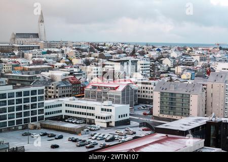 Reykjavik, Island - 4. April 2017: Stadtbild mit modernen Gebäuden und Hallgrimskirkja-Kirche im Hintergrund Stockfoto