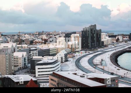 Reykjavik, Island - 4. April 2017: Küstenstadt von Reykjavik, Tagesansicht der Hauptstadt Islands Stockfoto