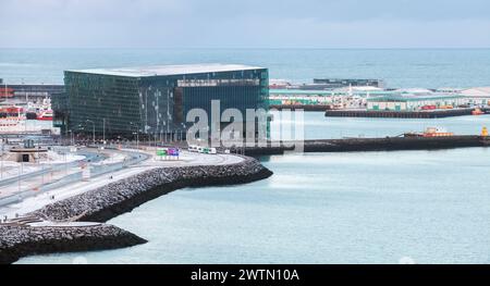 Reykjavik, Island - 4. April 2017: Harpa Concert Hall and Conference Centre. Küstenstadt von Reykjavik, aus der Vogelperspektive Stockfoto