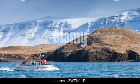 Reykjavik, Island - 4. April 2017: Ein Fischerboot mit Besatzung segelt an einem sonnigen Tag in der Bucht von Reykjavik Stockfoto