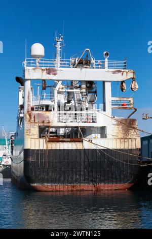 Reykjavik, Island - 4. April 2017: Fischtrawler liegt im Hafen, Heckansicht, vertikales Foto Stockfoto